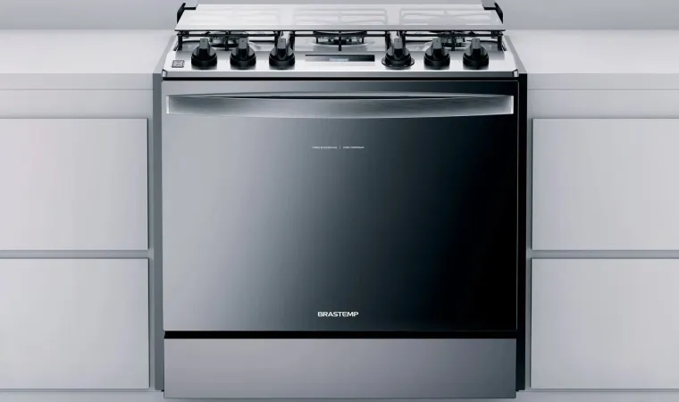 Parte frontal de um fogão da Brastemp em destaque.