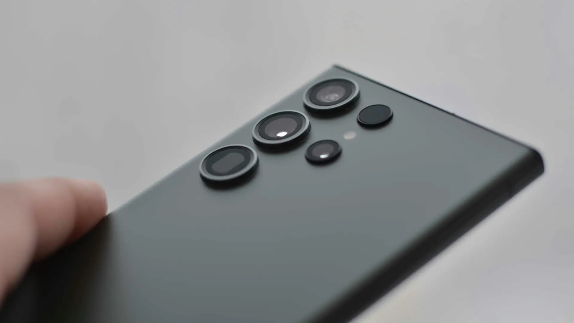 Imagem mostra detalhes das câmeras de um celular