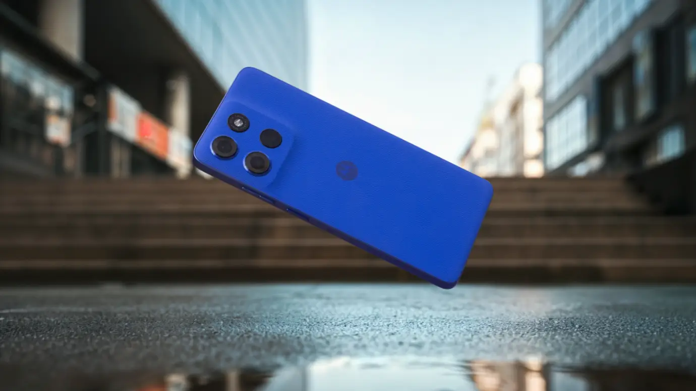 Um celular de cor azul em queda próximo ao chão
