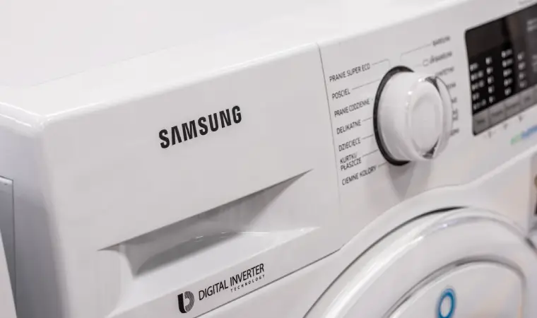 Close no painel de uma lavadora branca da Samsung.