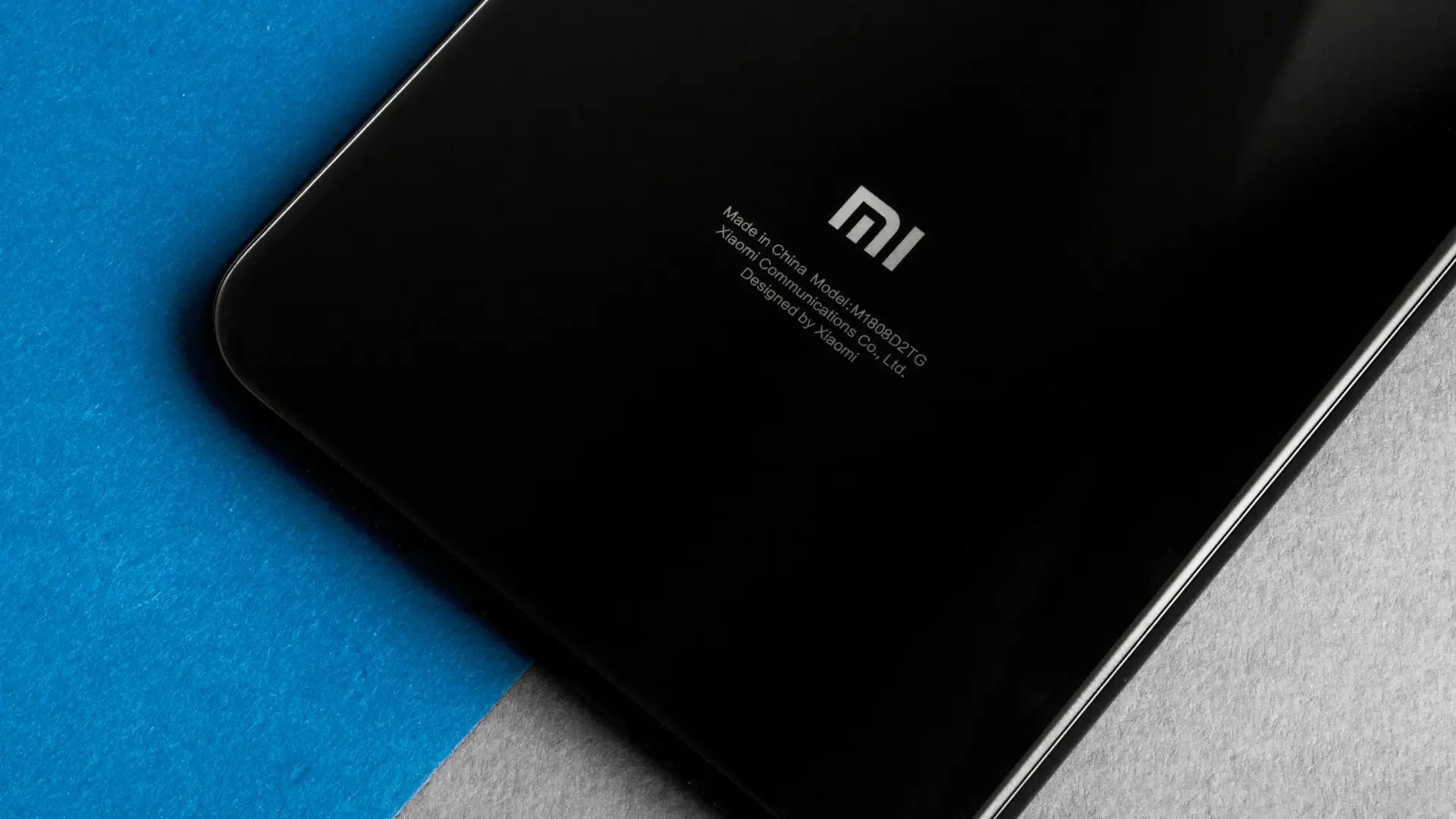 Imagem mostra detalhes da parte traseira de um celular Xiaomi