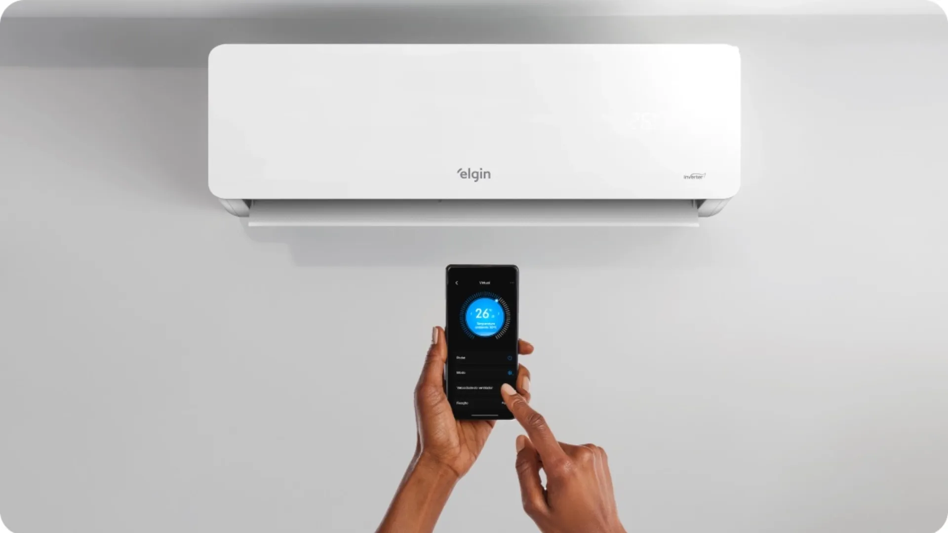 mão controla temperatura do ar-condicionado Elgin Eco Dream pelo celular