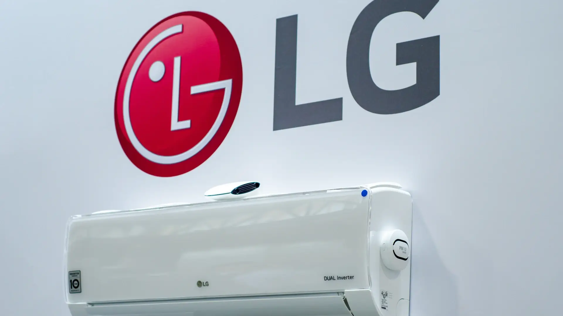 Imagem de ar-condicionado LG Dual Inverter com logo da marca acima