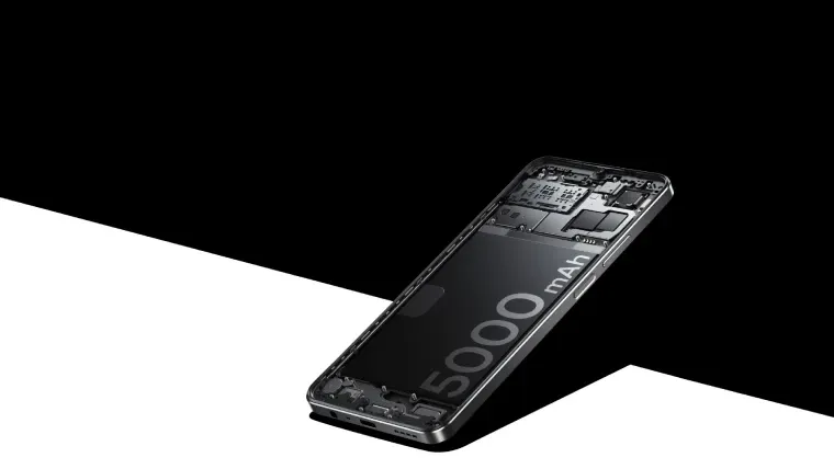 Traseira do Realme Note 50 preto com informações de bateria em fundo preto e branco