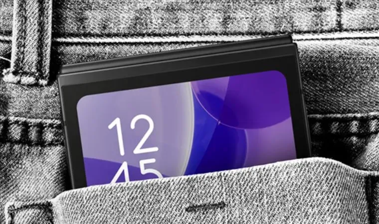 Um celular dobrável está em um bolso de uma calça jeans