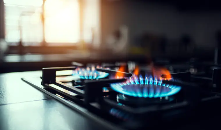 Imagem de um fogão com as bocas acesas, saindo chamas