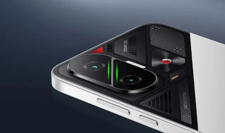 Imagem mostra parte de cima de um celular, com destaque para as câmeras
