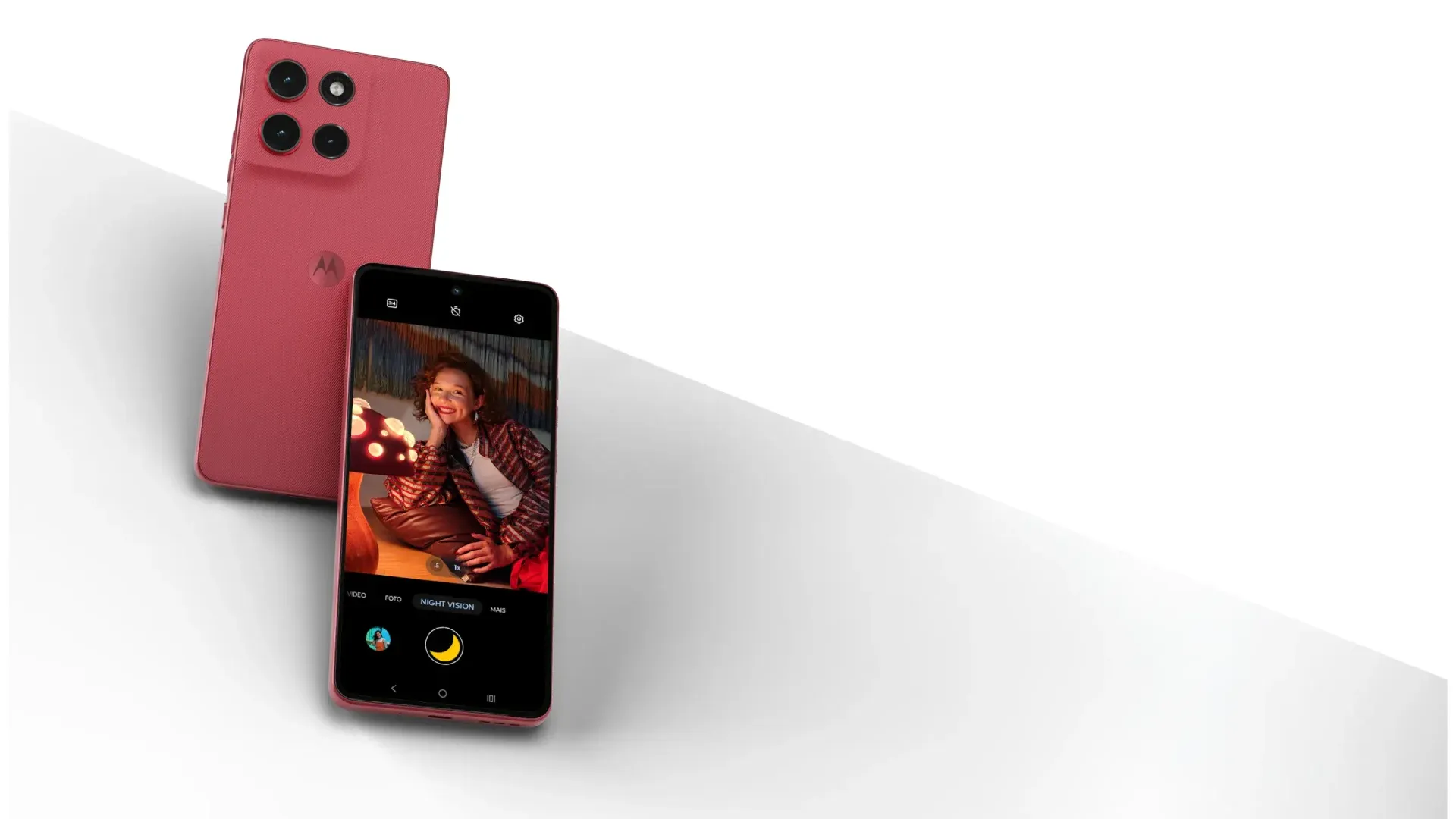 Traseira ao lado da tela do Moto G86 no canto de tela que é metade cinza metade branca