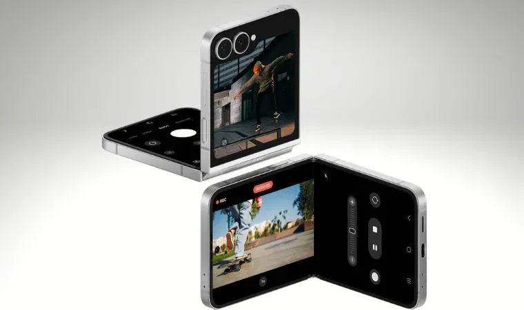 Dois celulares dobráveis estão um sobre o outro. Eles estão entreabertos