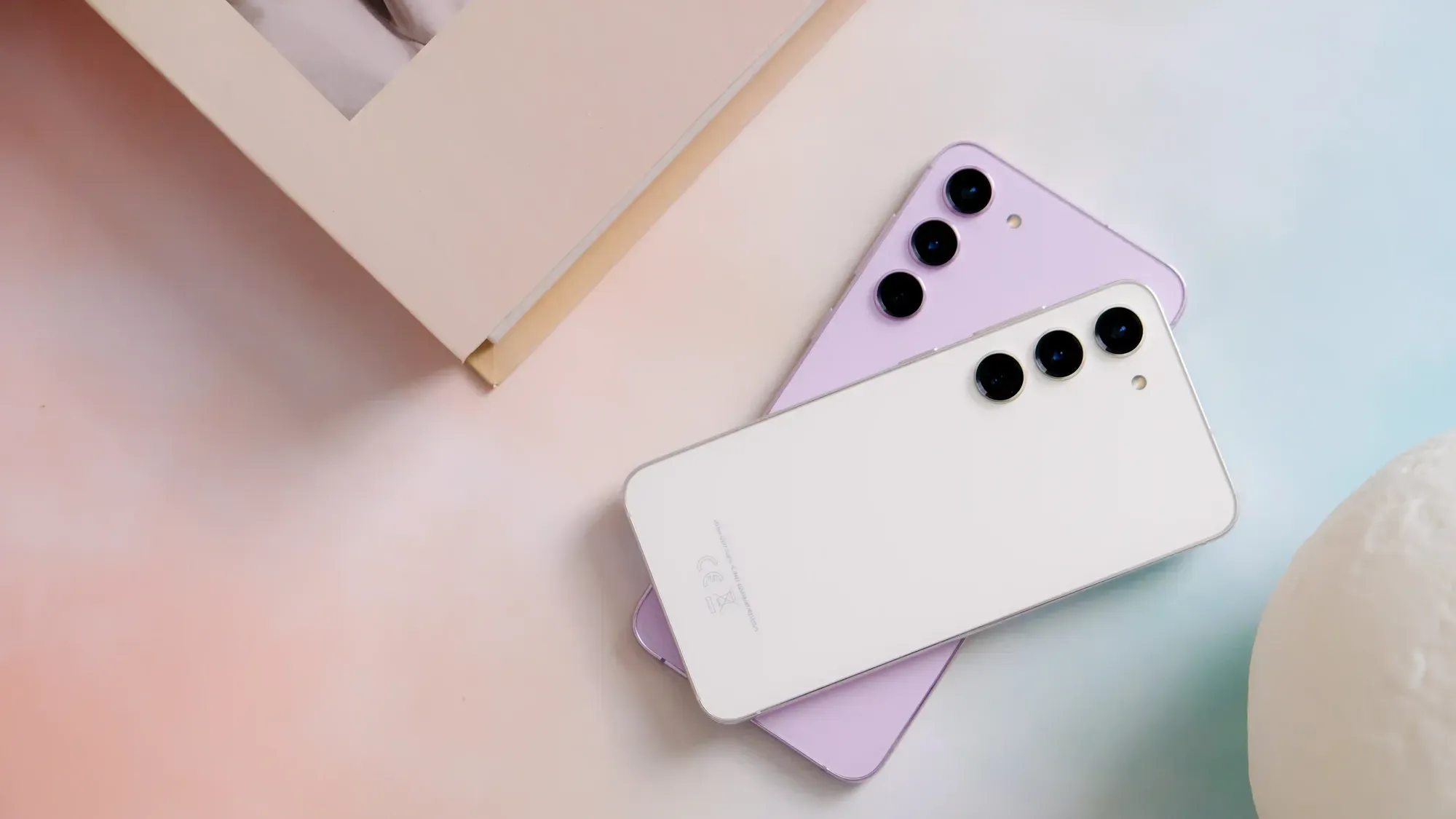 Imagem de dois celulares da Samsung, um em cima do outro