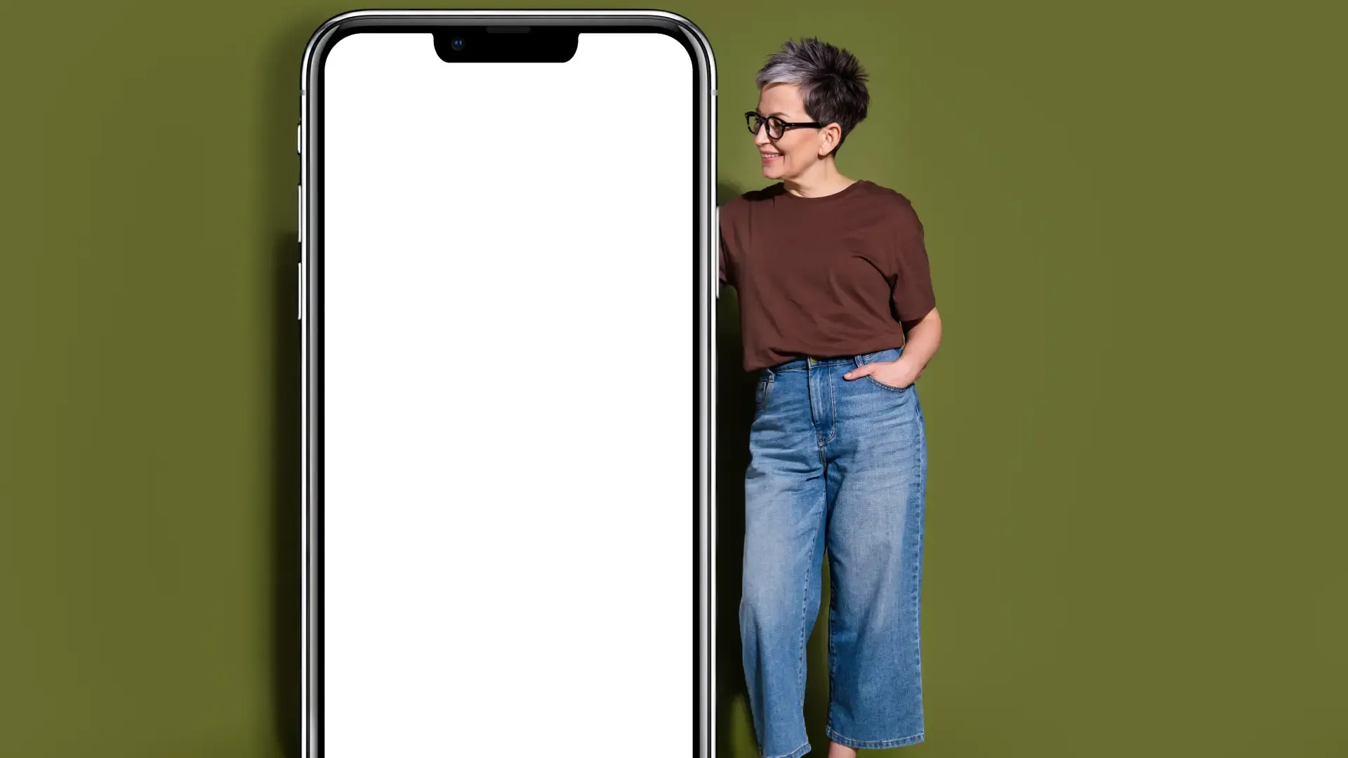 Uma mulher está ao lado de um celular grande