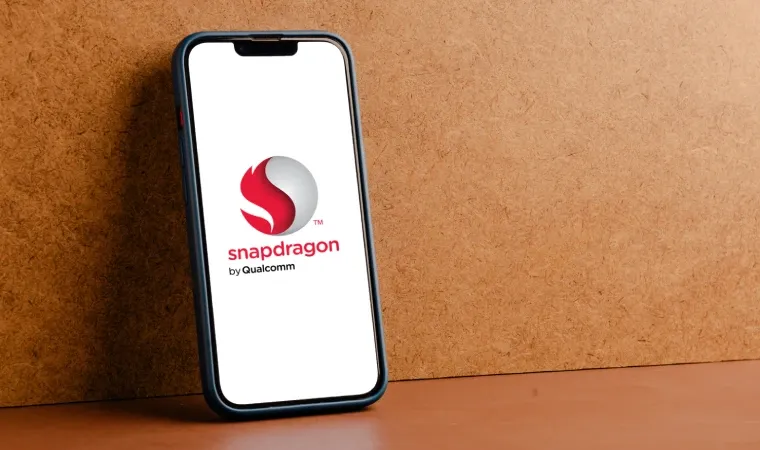 Imagem de um celular com a logo do Snapdragon na tela