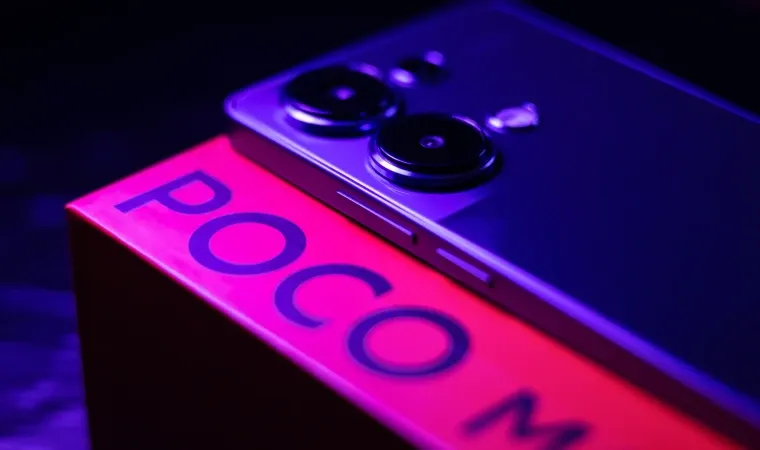 Um celular com duas câmeras está sobre uma caixa escrito Poco