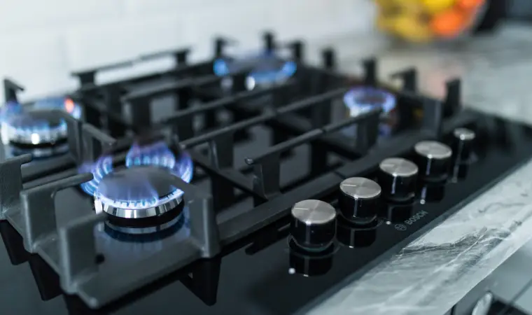 Cooktop 5 bocas em uma bancada de mármore.