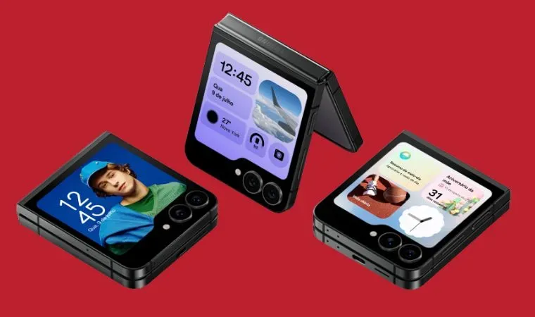 Três celulares dobráveis estão lado a lado e entreabertos
