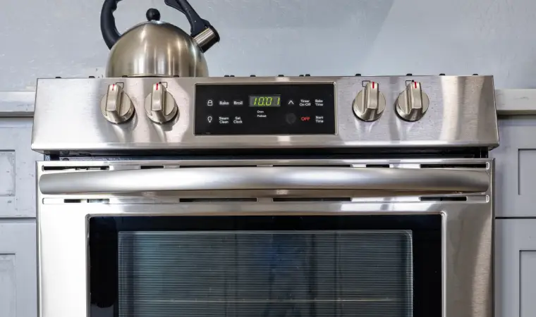 Fogão com forno duplo fotografado de perto. 