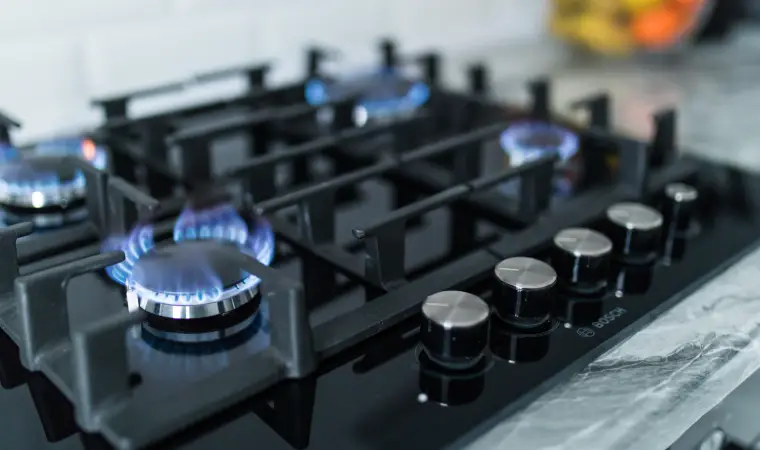 Imagem de um cooktop com panelas em cima