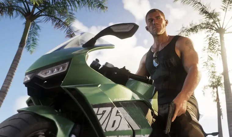Imagem de GTA 6 com o personagem Jason armado e parado em cima de uma moto verde com palmeiras ao fundo