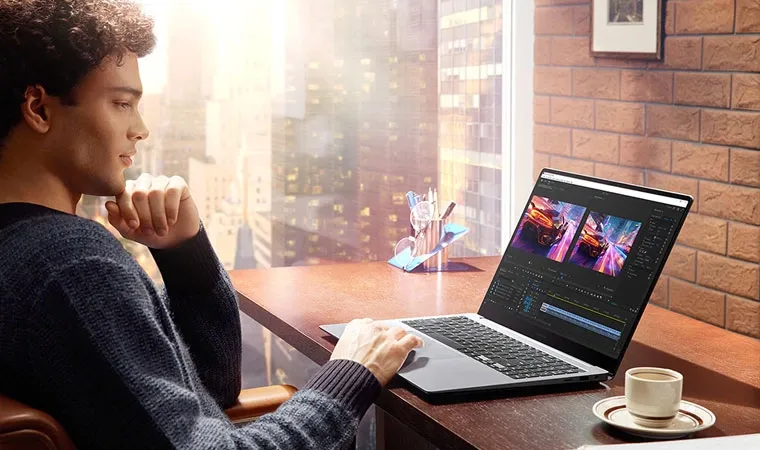 Foto de uma pessoa usando o notebook RTX 4050 Samsung Galaxy Book4 Ultra em uma mesa 