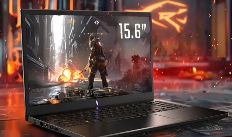 Imagem do notebook Acer Nitro V15 aberto mostrando um game de ação e o tamanho da tela de 15,6 polegadas escrito no canto superior direito com uma cidade futurista ao fundo 