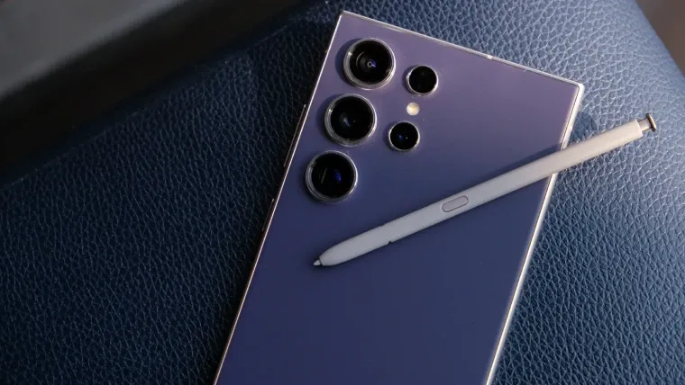 Imagem do celular Galaxy S24 Ultra com a caneta S Pen