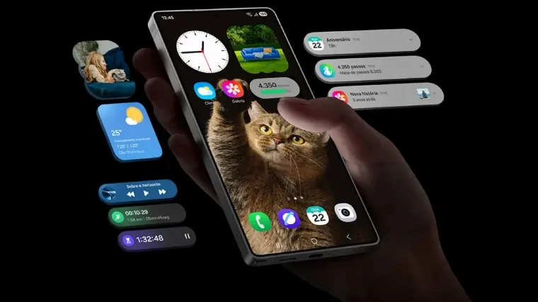Imagem de uma pessoa segurando o celular Galaxy S25 Ultra com a tela ligada e vários gadgets flutuantes ao lado