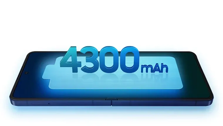 Imagem do Galaxy Z Flip7 com destaque para o número 4300mAh em azul sobre a tela aberta do aparelho