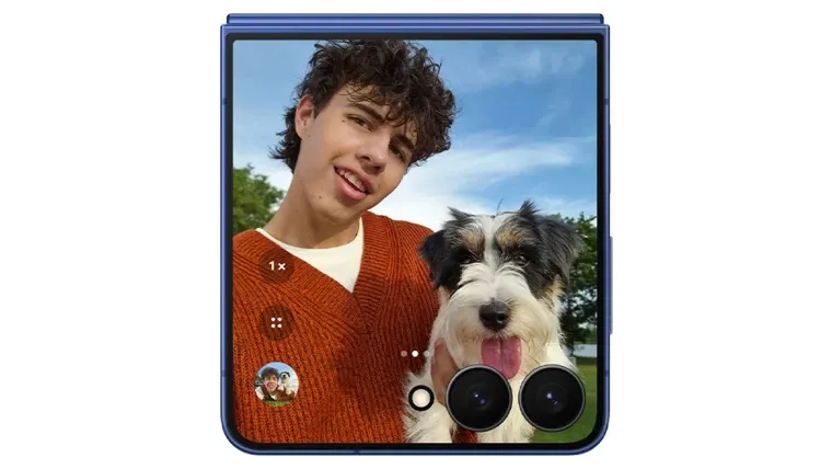 Imagem do Galaxy Z Flip7 com a câmera traseira ativada para selfie, mostrando um jovem com um cachorro na tela