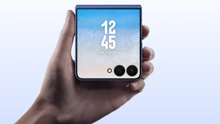 Imagem do Galaxy Z Flip7 sendo segurado por uma mão, mostrando a tela externa ligada com relógio digital