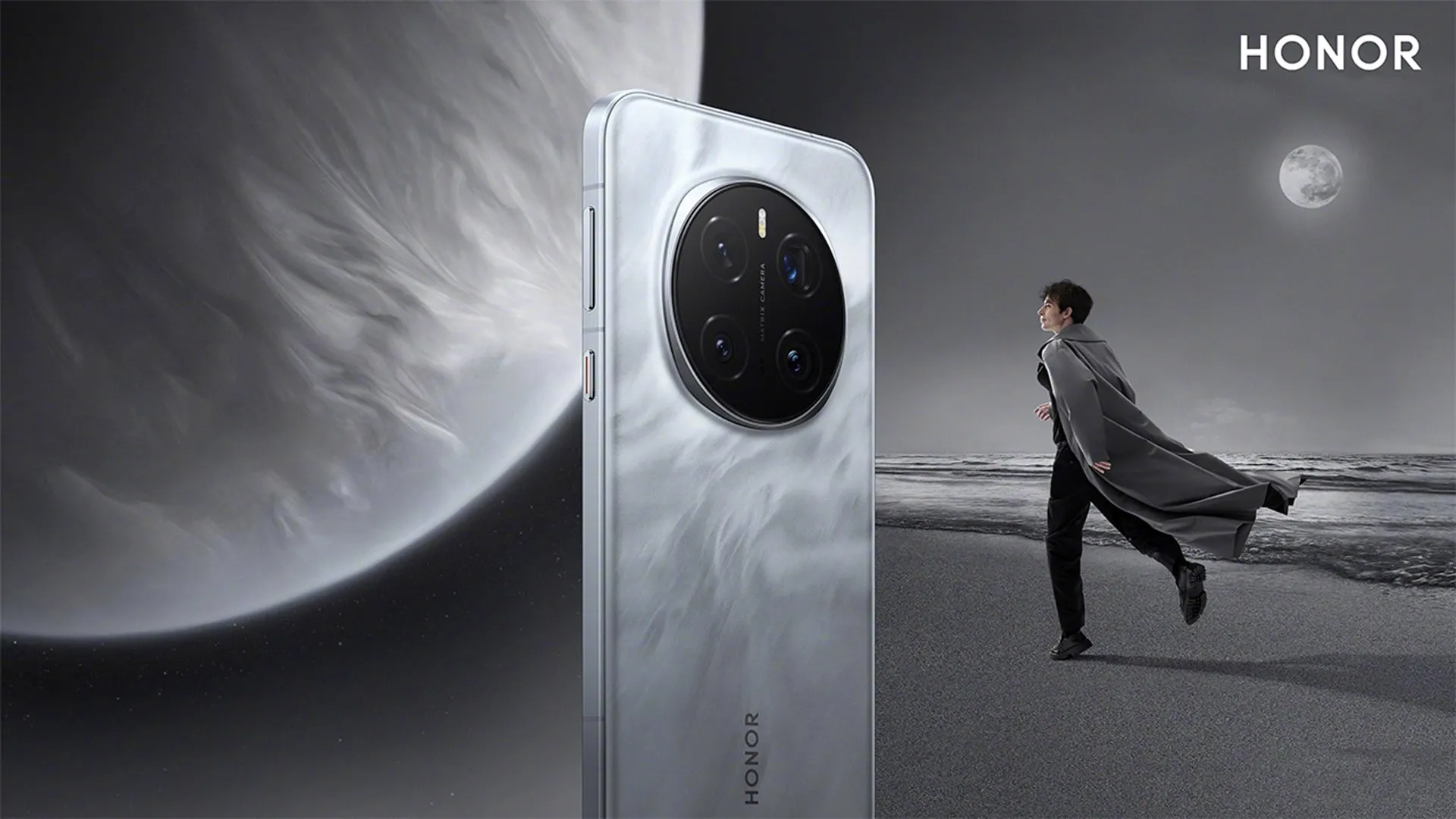 HONOR Magic7 visto de costas com acabamento branco perolado e fundo lunar
