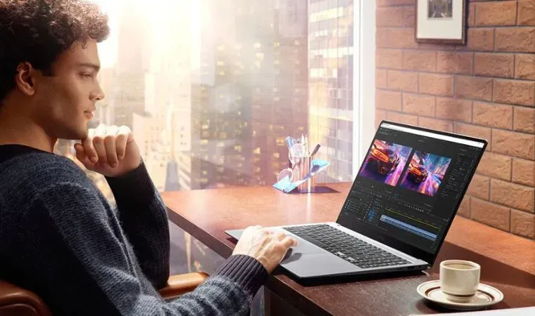Homem em escritório elegante com vista para cidade trabalha em um notebook Samsung Galaxy Book4 Ultra