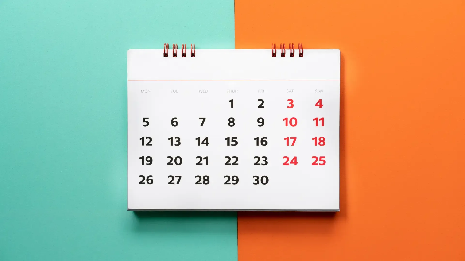 Calendário ao centro com fundo de duas cores, azul e laranja