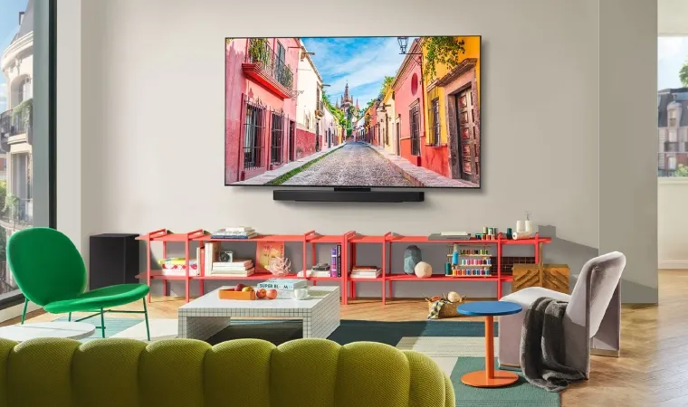 Imagem mostra sala de estar espaçosa com uma TV LG OLED no centralizada na parede.