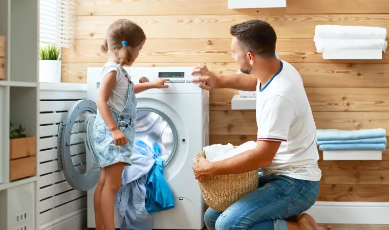 Pai e filha configurando uma maquina de lavar 12 kg.
