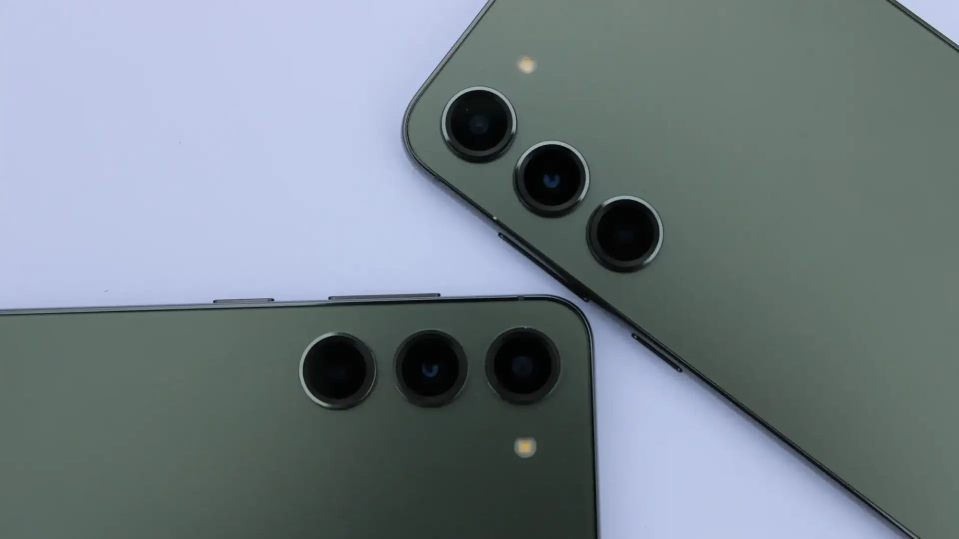 Imagem de dois celulares 256GB 8GB RAM um ao lado do outro