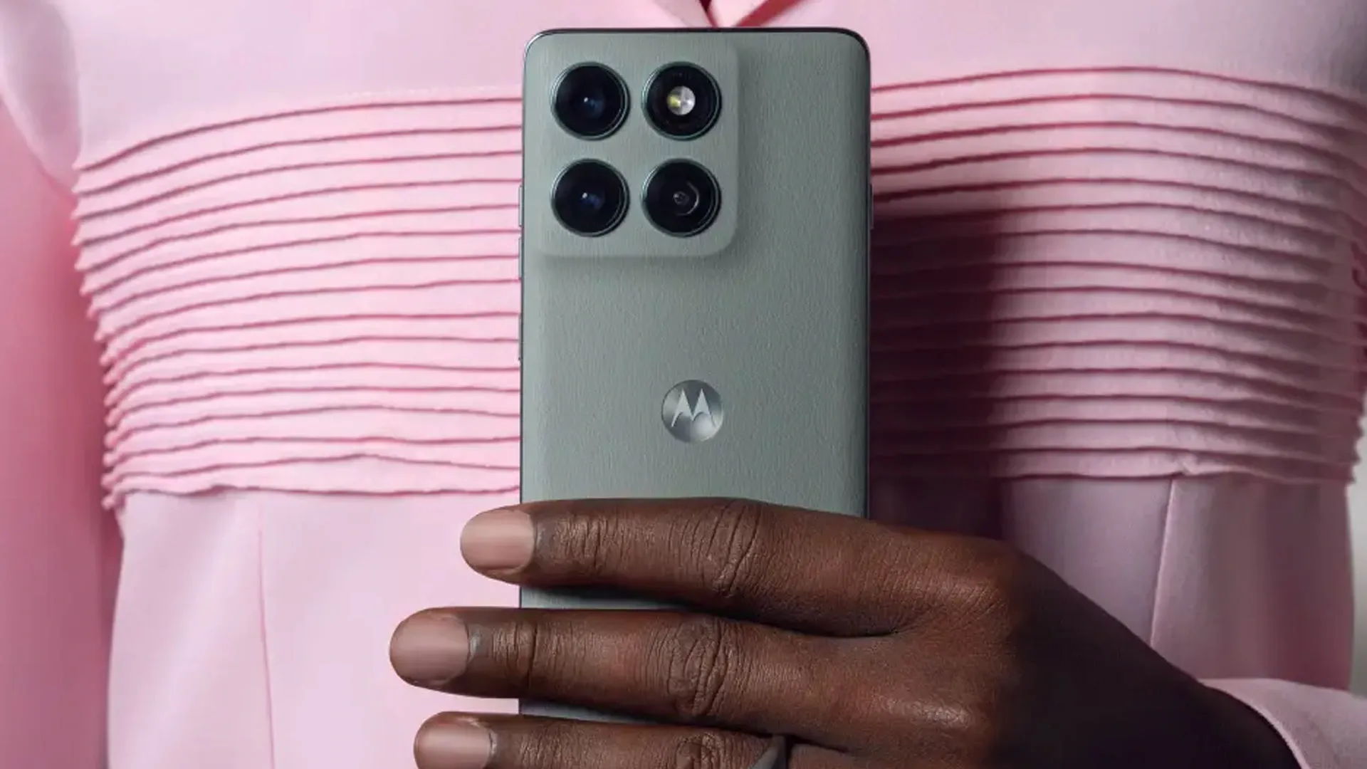 Imagem de uma mulher segurando um Motorola Edge Pa frente do seu abdômen  