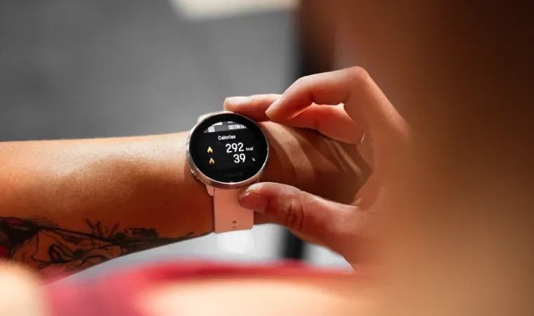 Pessoa usando a mão para configurar o melhor smartwatch 2025 que está em seu pulso