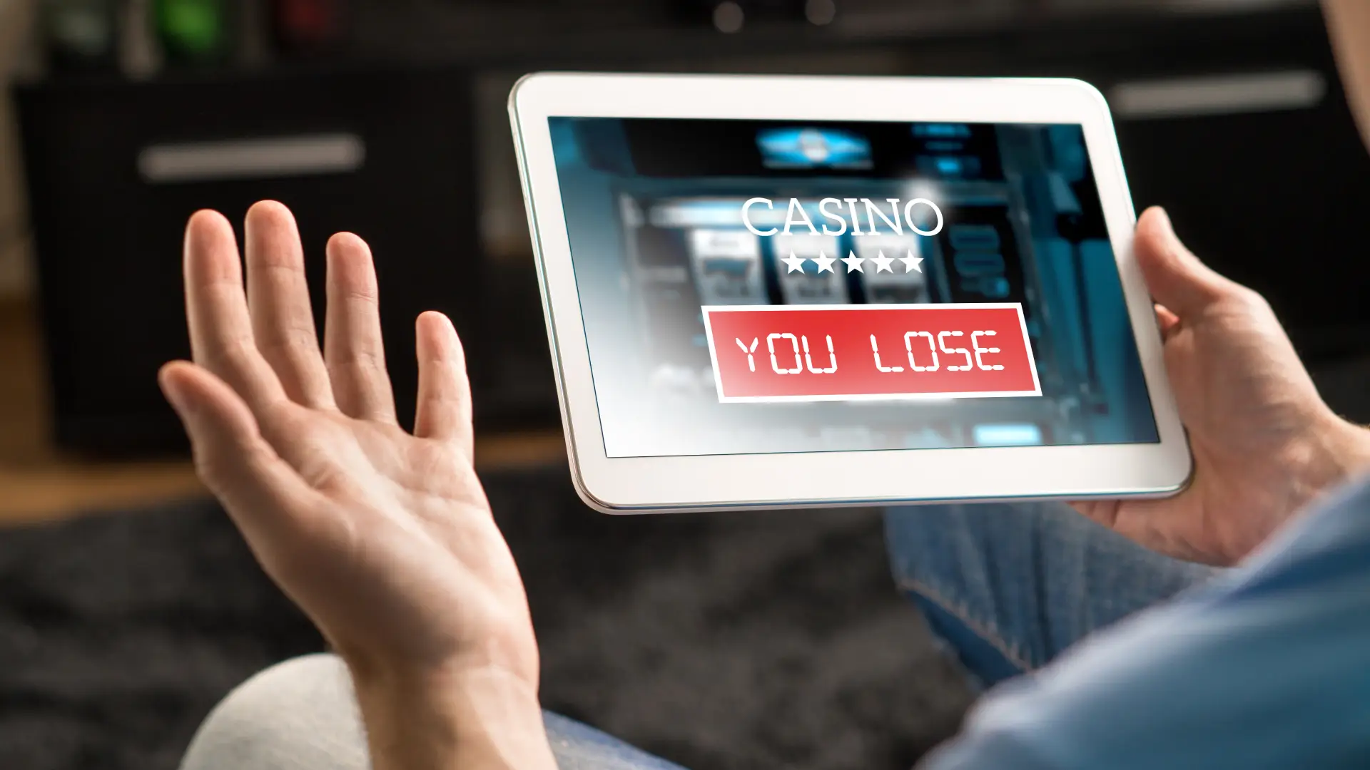 Um tablet está com um jogo de cassino na tela