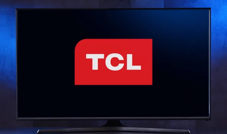 Imagem de uma TV com a logo da TCL na tela