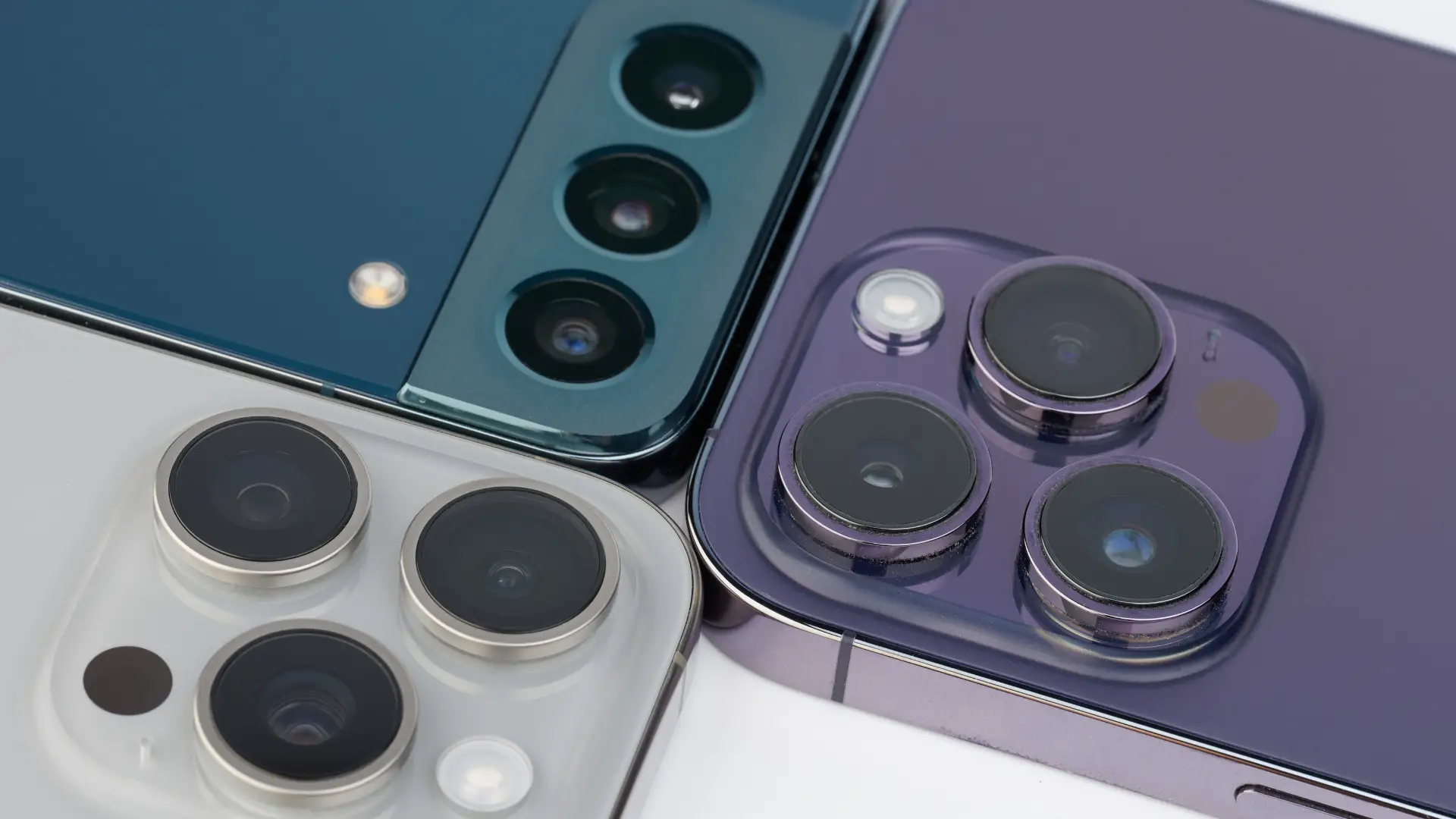 Modelos das melhores marcas de celular lado a lado com fundo branco 