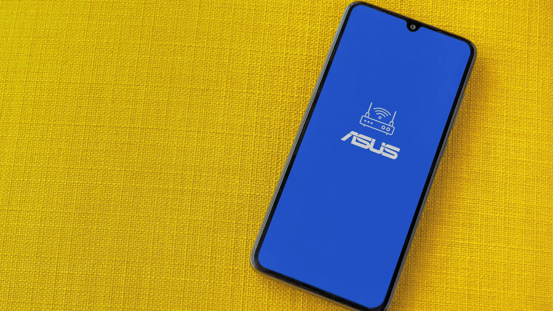 Celular da marca Asus com imagem azul na tela em fundo amarelo