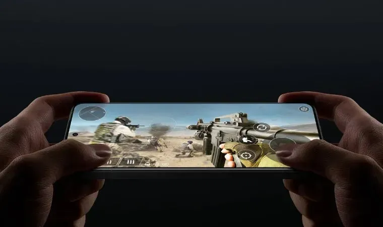 Uma pessoa está segurando um celular na horizontal, com um jogo na tela