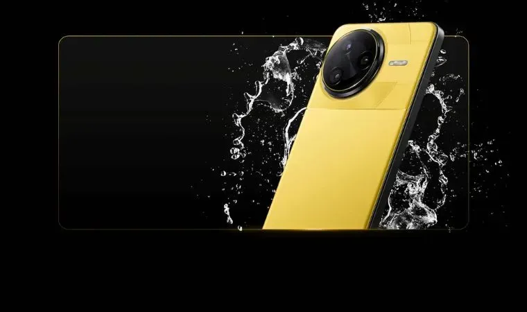 Um celular amarelo está suspenso com efeito de água sobre ele