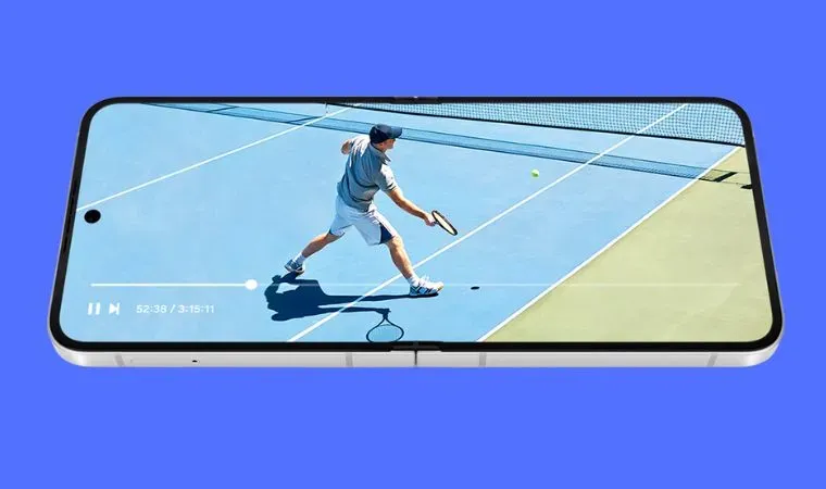 Um celular dobrável está aberto. Na tela aparece um jogo de tênis 