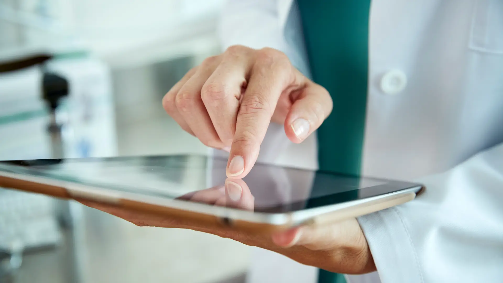 Uma pessoa toca em uma tela de tablet