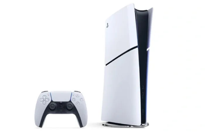 Imagem do do console PlayStation 5 em sua versão PS5 Slim digital na posição vertical com um controle DualSense à esquerda