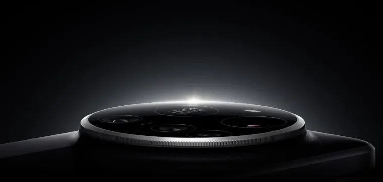 Foto das lentes do Xiaomi 15 Ultra sobre fundo preto