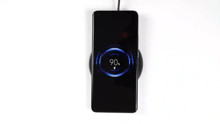 Imagem do celular Mi 11 Ultra carregando em cima de uma base sem fio