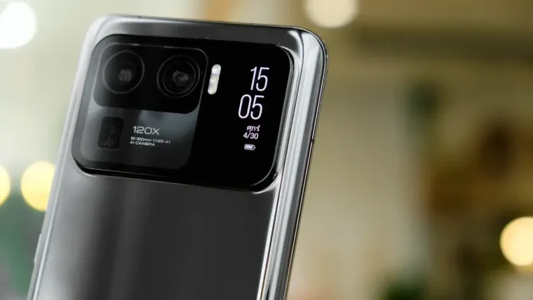 Imagem que mostra a tela auxiliar do celular Xiaomi Mi 11 Ultra