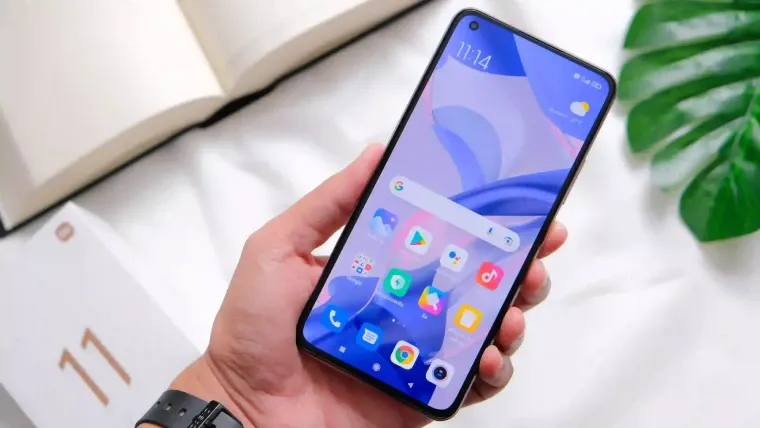 Imagem de uma pessoa segurando o Mi 11 Ultra com a tela ligada